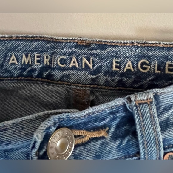 American Eagle Highest Rise Distressed Mom Jeans Sz 4 Long - Picture 6 of 10